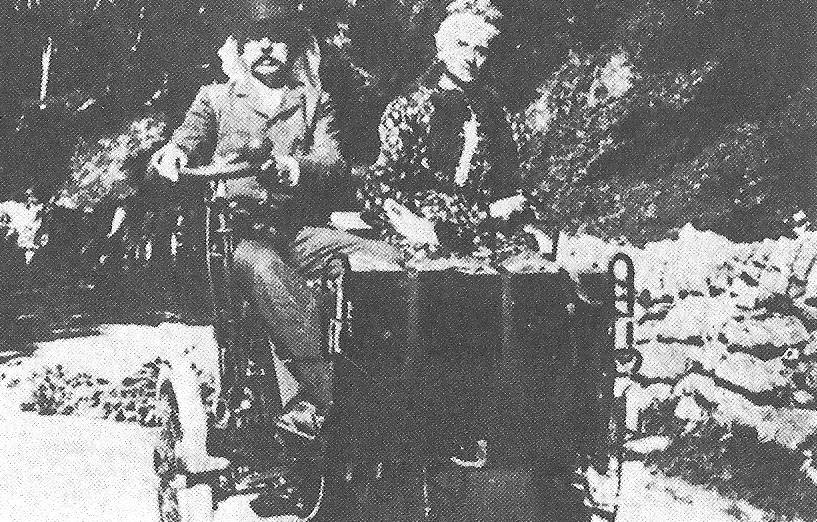 Enrico Bernardi, insieme alla moglie, prova la vettura a tre ruote sulle strade della Lessinia.