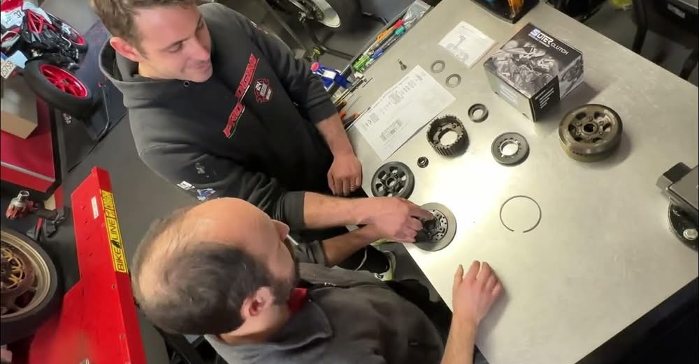 Fabbris Moto Officina Moto a Verona specializzata in preparazioni, tagliandi, sospensioni, cambio gomme e molto altro...